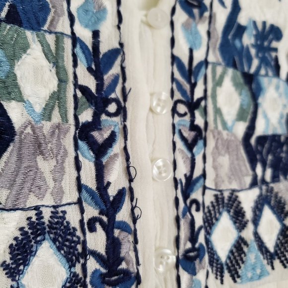 Gorgeous white tunic top with detailed blue embroidered front and button closure - Picture 7 of 7